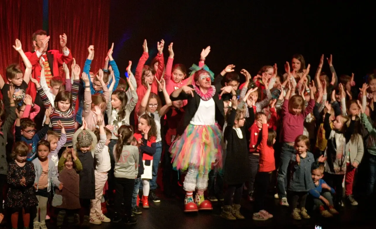 Photo du Final du spectacle en chanson avec le public sur scène