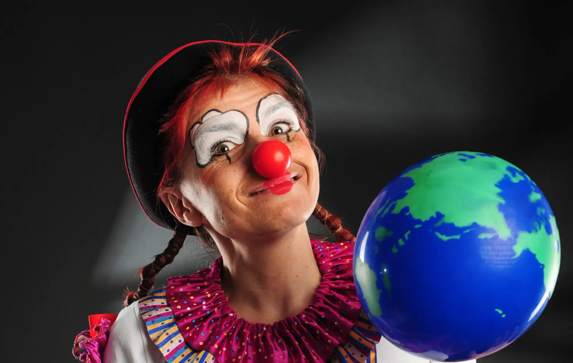 Photo d'Anita le clown avec un ballon la Terre