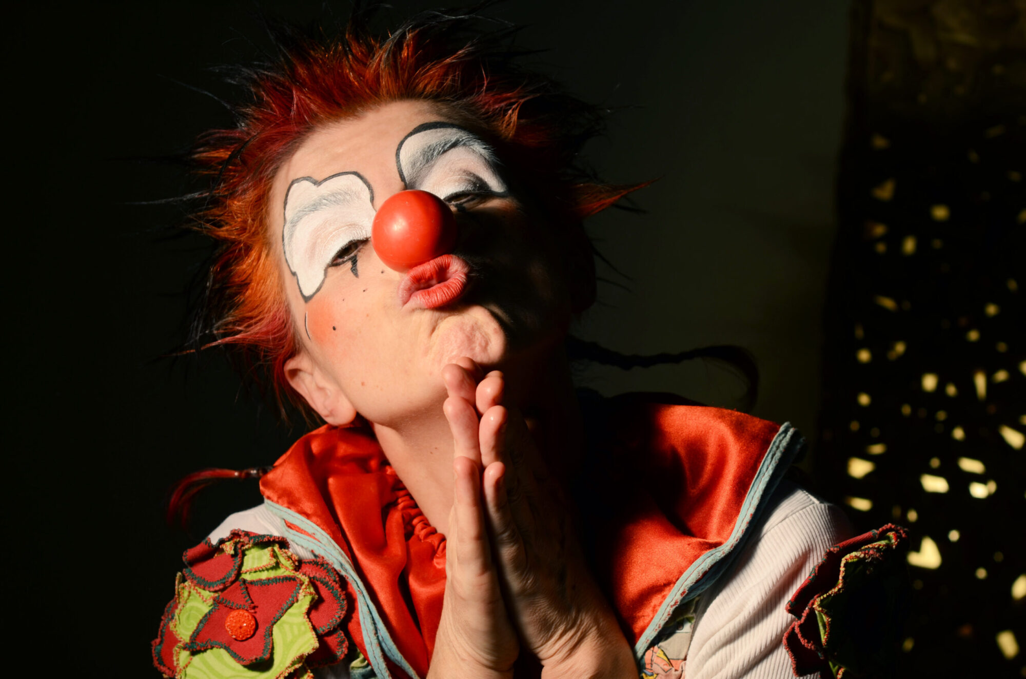 Photo d'Anita le clown mains jointes
