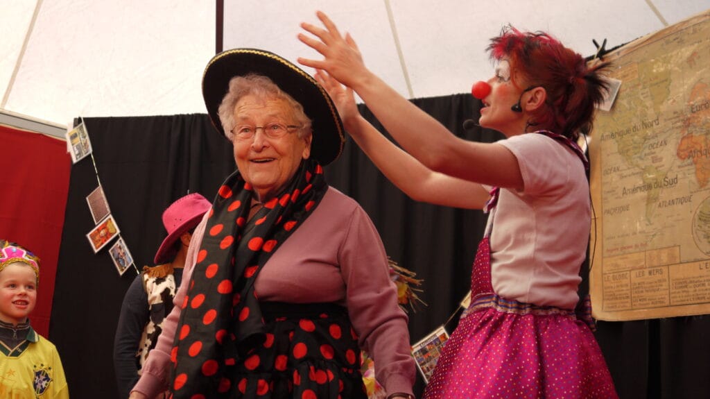 Photo d'Anita le clown sur scène avec mamie déguisée en espagnole
