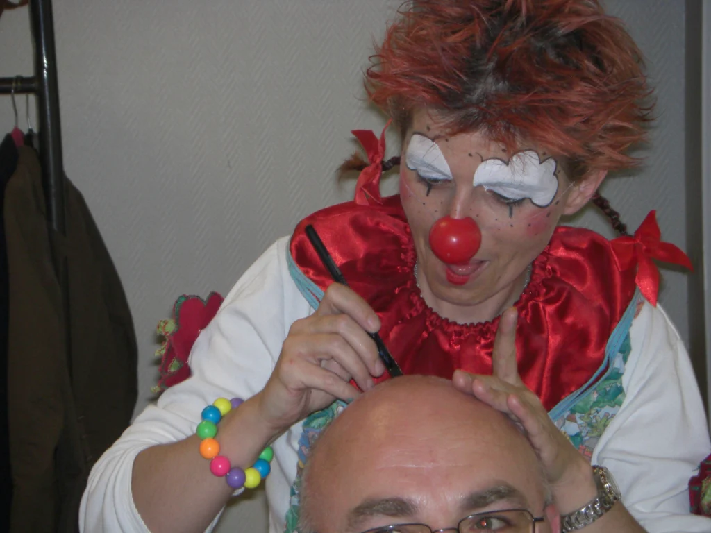 Photo d'Anita le clown maquillant un crâne de papy