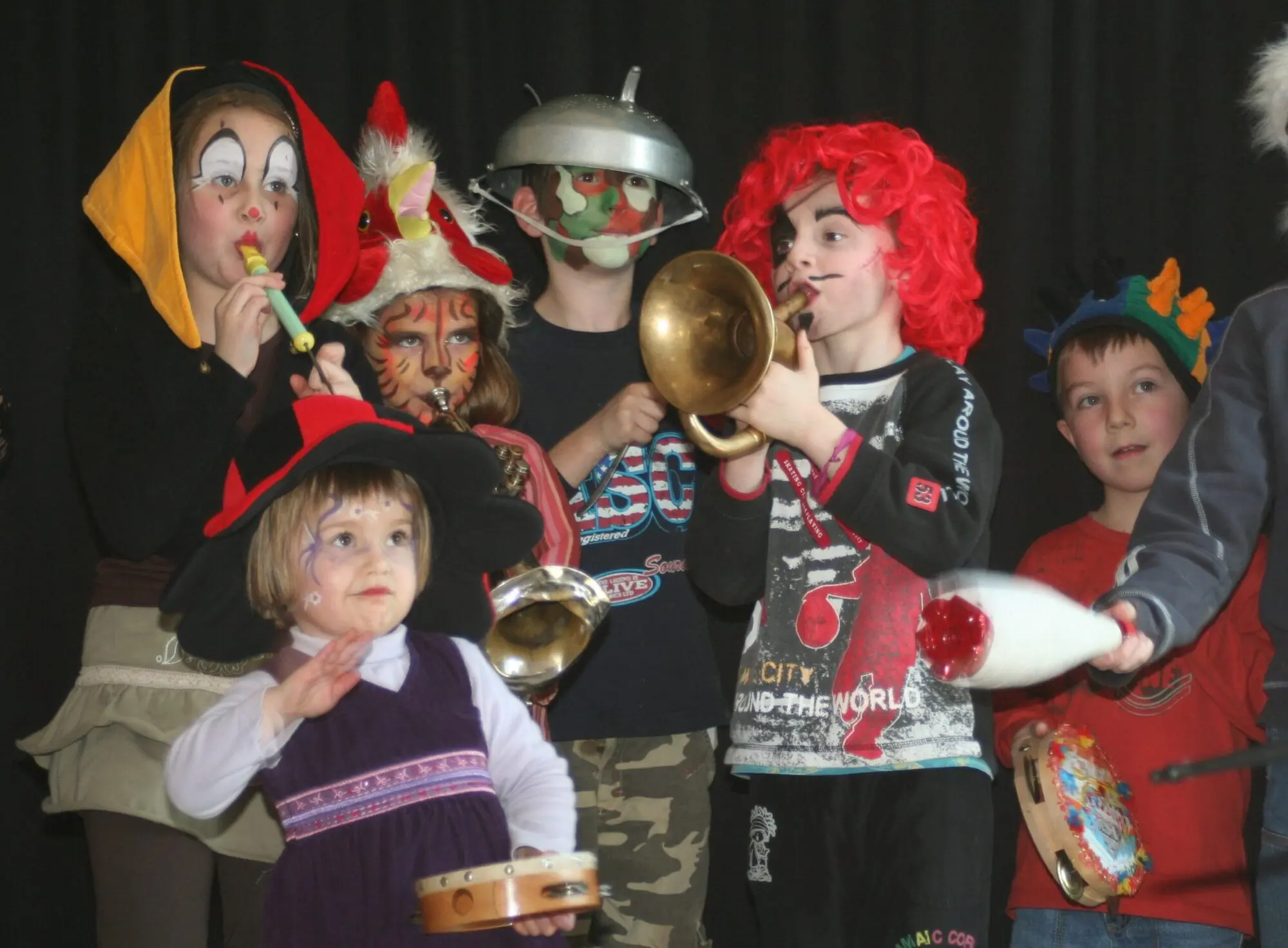 Photo des enfants avec instruments de musique lors d'un anniversaire.
