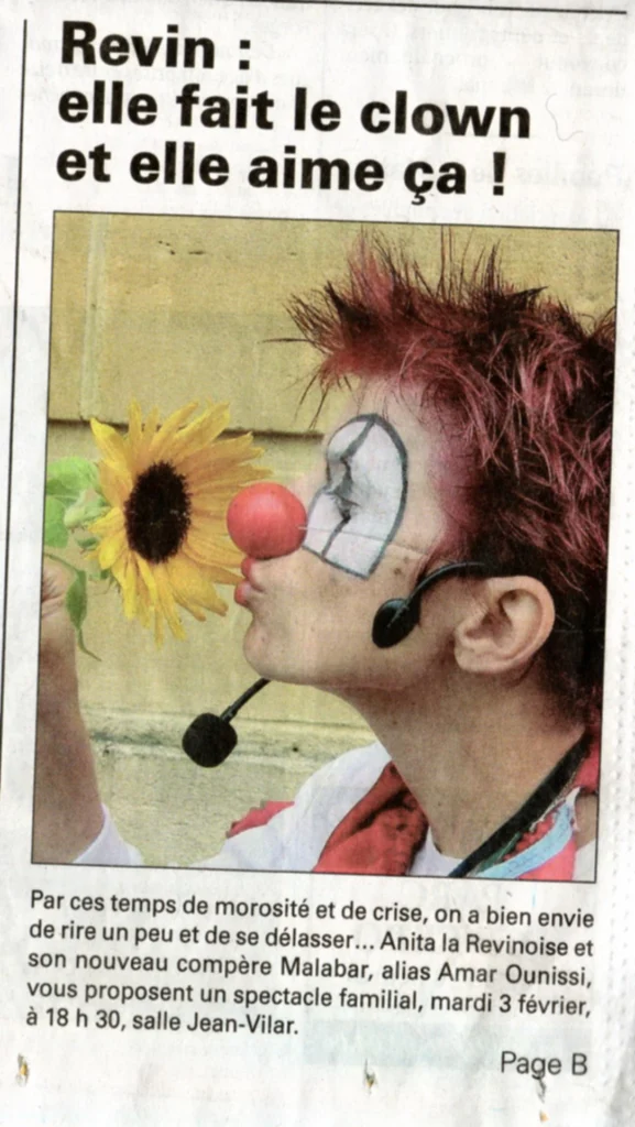 Article de presse Anita le clown respire un tournesol.