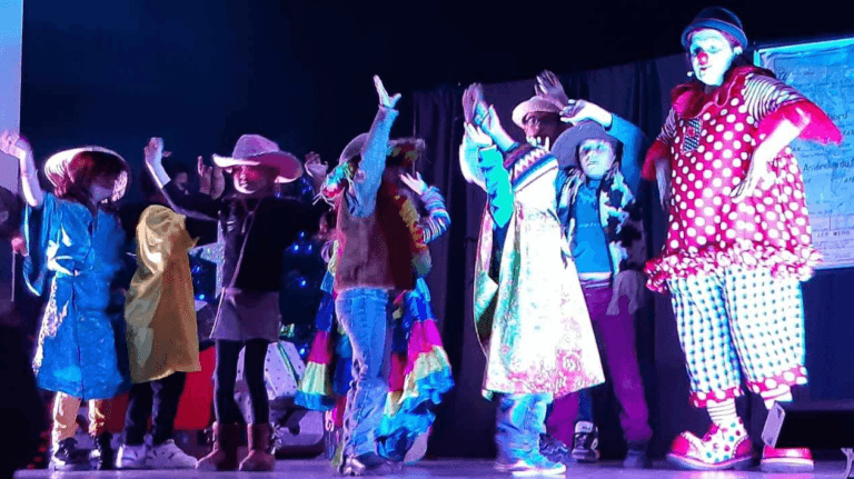 Anita le Clown avec des enfants sur scène lors d’un spectacle interactif